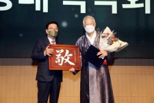 한형조 교수 퇴계상 학술상 수상...이용태 박약회장 공로상