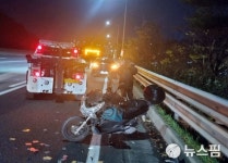 경부고속도로 천안IC 올라탄 오토바이...차량 추돌