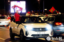[사진] 캐나다전 승리에 국기 흔들며 환호하는 모로코 축구팬들