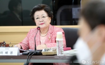 국가교육위원회 회의 주재하는 이배용 위원장