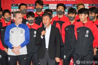 축구대표팀과 함께 귀국한 정몽규 대한축구협회장