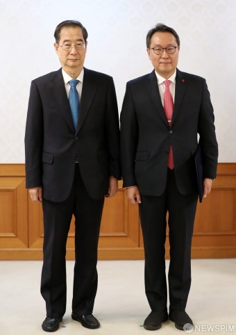 기념촬영하는 한덕수 총리와 박민수 차관