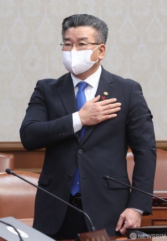국기에 경례하는 유병호 사무총장