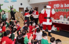 산타 복장 입고 어린이집 찾은 김진표 국회의장