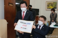 신현영 더불어민주당 의원 징계안 제출하는 강기윤 - 이종성 의원