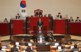 국회 본회의서 인사말하는 한덕수 총리