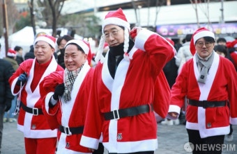 크리스마스 선물 어깨에 맨 한덕수 국무총리