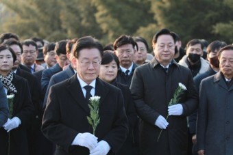 이재명 새해 첫날 김해 봉하마을서 행보 시작…김경수와 조우