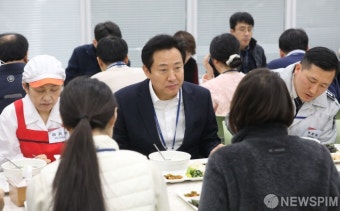 시청 직원들과 함께 식사하는 오세훈 시장