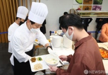 새해 맞아 시청 직원들에게 떡국 배식하는 오세훈 시장