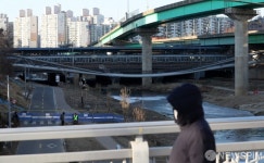 폭삭 기울어진 도림보도육교...전면 통제 중
