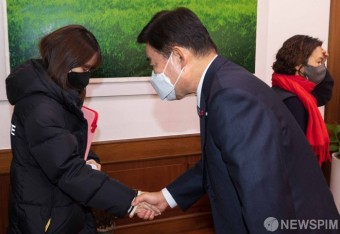 이태원참사 유가족과 악수하는 김진표 국회의장