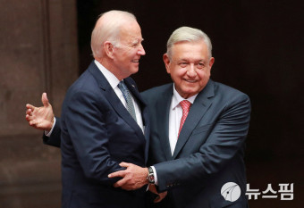 [사진] 바이든 대통령과 인사 나누는 멕시코 대통령