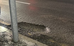 부천 소새울역 인근 파인 도로에 차량 바퀴 빠져 파손
