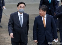 윤 대통령 환송 나선 정진석 비대위원장-김대기 비서실장