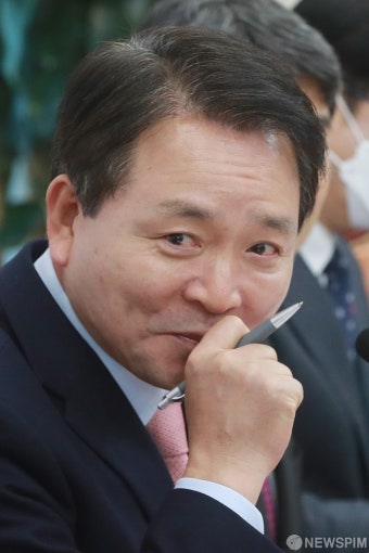 미소 짓는 성일종 국민의힘 정책위의장