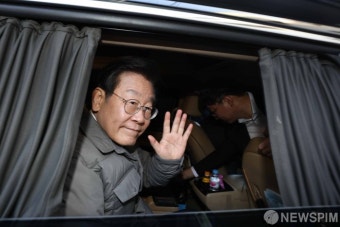 지지자들에 인사하는 이재명 대표
