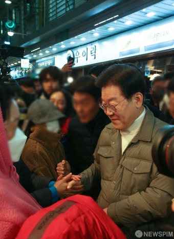 시민과 악수하는 이재명 당대표