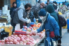 설 명절 앞두고 전통시장 찾은 시민들