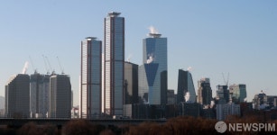 서울 최저 기온 영하 18도... 수증기 피어 오르는 여의도 고층 빌딩