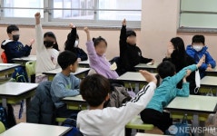 마스크 착용 의무 해제된 초등학교 교실