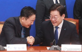 악수하는 이재명 대표 - 정봉주 교육연수원장