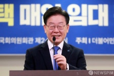미소 지으며 축사하는 이재명 대표