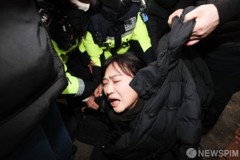 대통령실 진입 제지 당하는 이태원 참사 유가족