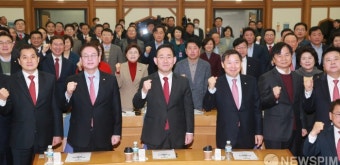 주먹 불끈 쥔 주호영 국민의힘 원내대표