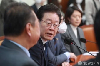 김경일 파주시장 바라보며 발언하는 이재명 대표