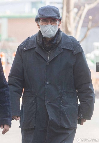 '강제추행 혐의' 첫 공판 출석하는 배우 오영수
