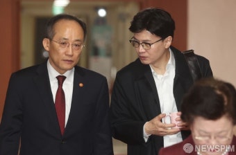 국무회의 입장하며 대화 나누는 추경호 부총리와 한동훈 장관