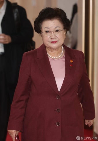 국무회의 참석하는 이배용 위원장