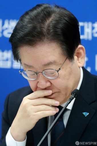 전세사기 피해자들의 발언 듣는 이재명 대표