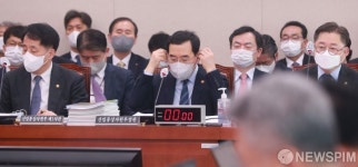 마스크 착용하는 이창양 산업통상자원부 장관