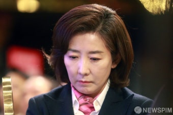 김기현 당대표 후보의 축사 듣는 나경원 전 원내대표