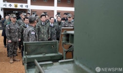 1113공병단 시추대대 찾은 김진표 의장