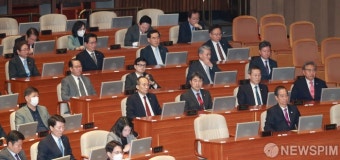 국회 본회의 자리한 한덕수 총리와 국무위원들