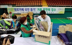 튀르키예 보낼 방한복 접수하는 김철우 보성군수