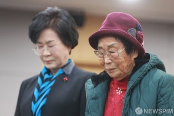 묵념하는 양금덕 할머니