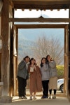 하회마을 문필봉 앞 양진당서 점프샷...MZ세대 핫플