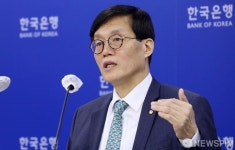 취재진 질문에 답하는 이창용 한국은행 총재