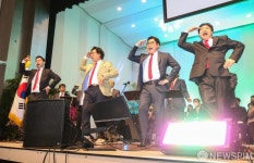 남성교수중창단의 열정적인 축하무대