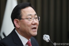 의원총회 발언하는 주호영 원내대표