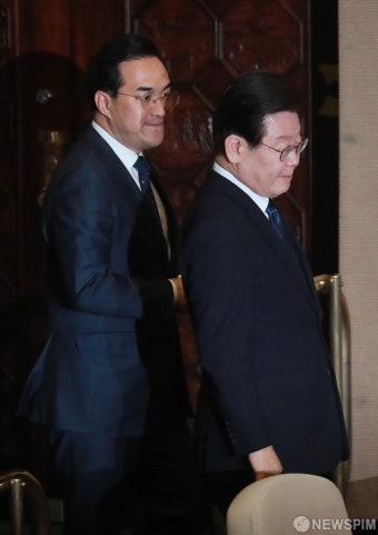 투표소 향하는 이재명 더불어민주당 대표
