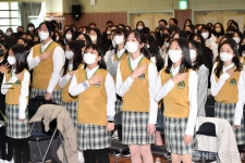 오늘부터 청소년 국민의례 하는 중학교 신입생들