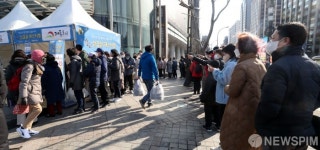 양손 가득 삼겹살 두둑히 챙기고