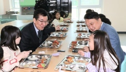 나란히 초등학교 급식실 찾은 충북지사와 도 교육감