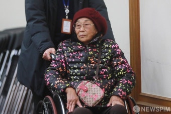 기자회견 참석하는 강제동원 피해자 양금덕 할머니