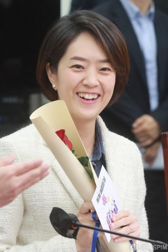 장미꽃 든 고민정 최고위원